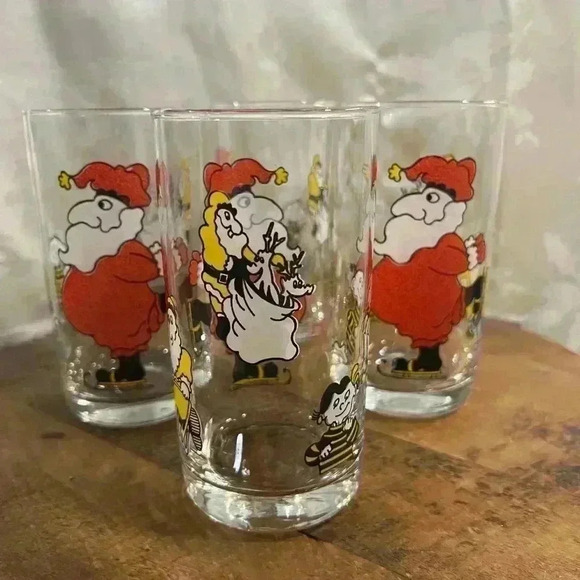 Set of 4 Vintage Christmas  Drinking Glasses - Picture 3 of 5